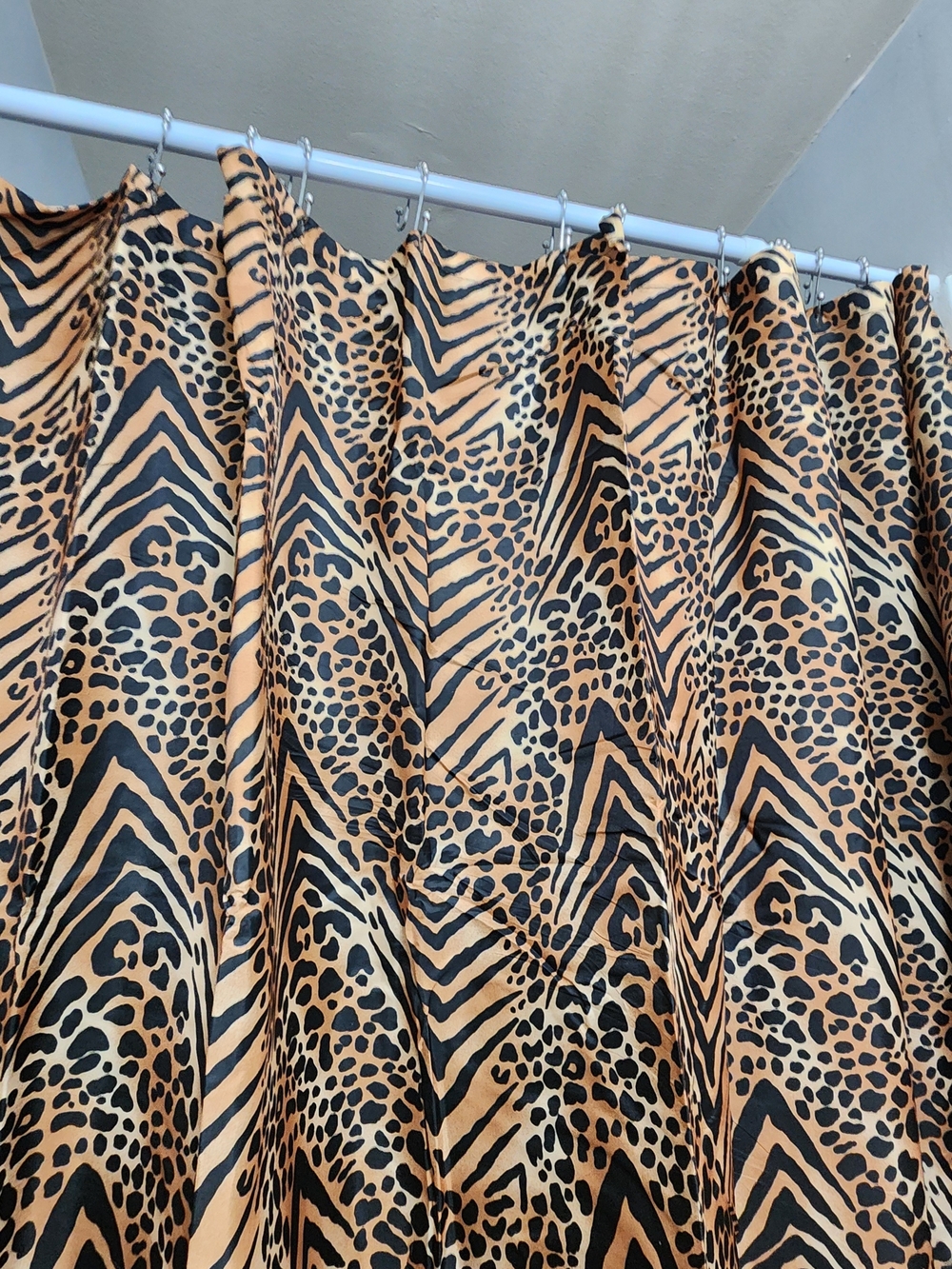 7pc Animal Safari Print Shower Curtain Set in Black and Tan New - Picture 4 of 15
